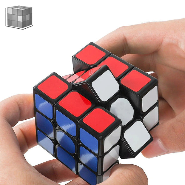 Rubik's Cube 3x3 en train de jouer